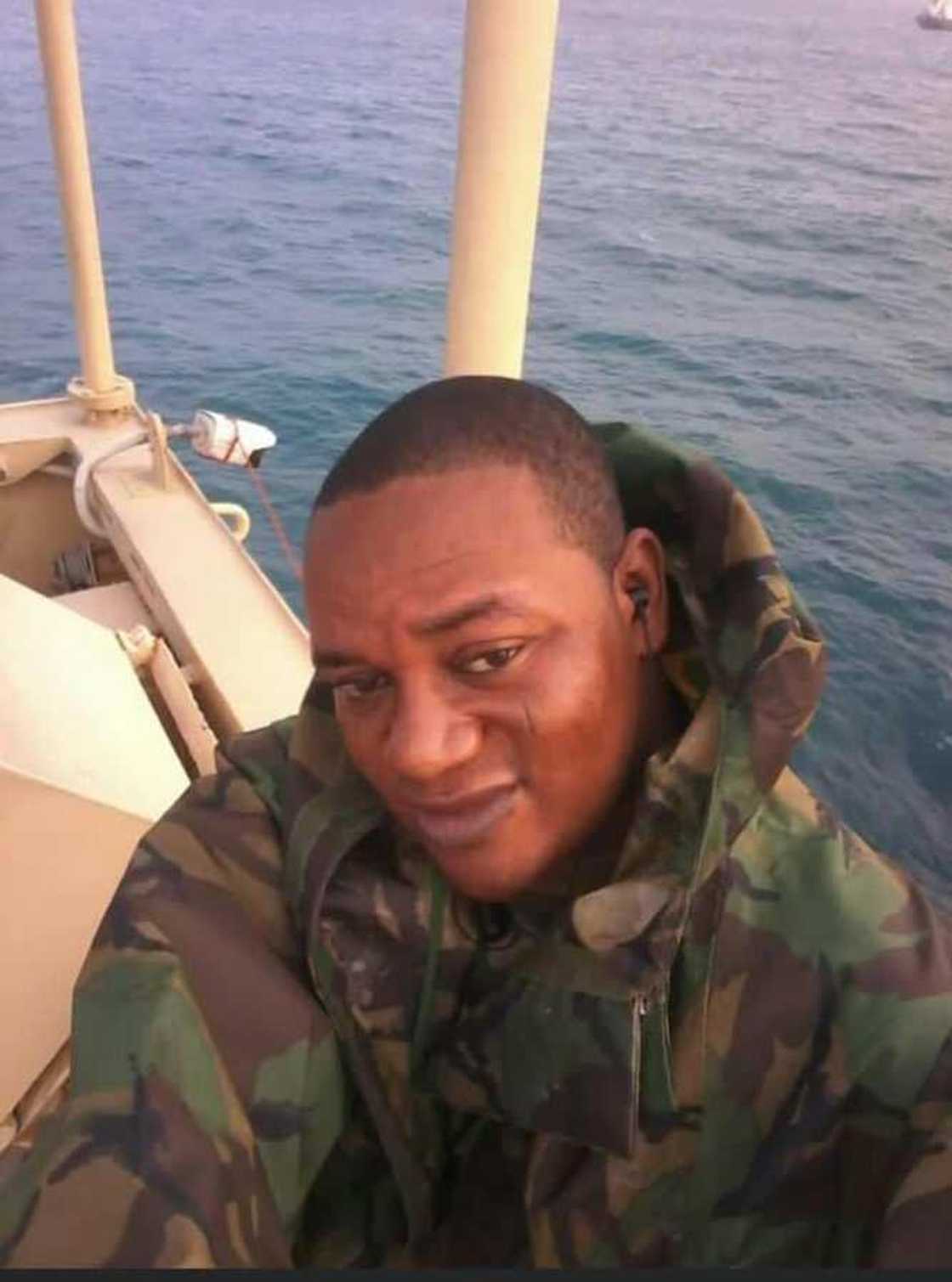 Sojan ruwa da aka yi garkuwa dashi ya kubuta, ya kuma hallaka 'yan bindiga Sojan ruwa da aka yi garkuwa dashi ya kubuta, ya kuma hallaka 'yan bindiga