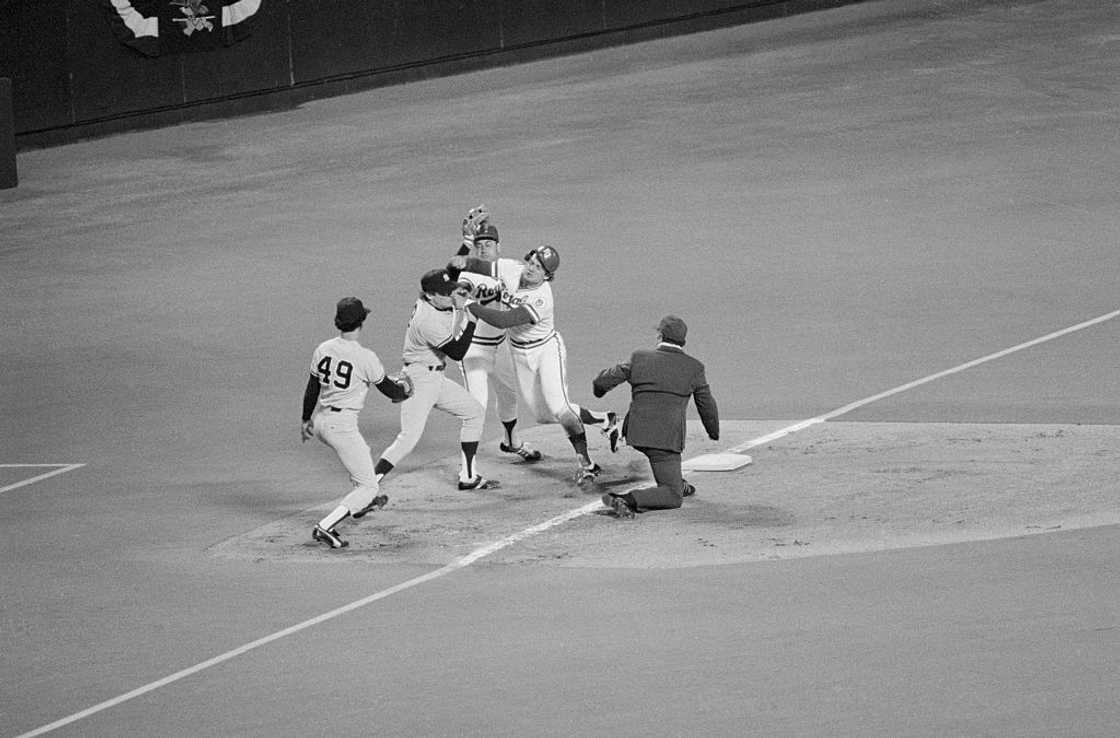 Graig Nettles fighting with George Brett Graig Nettles fighting with George Brett