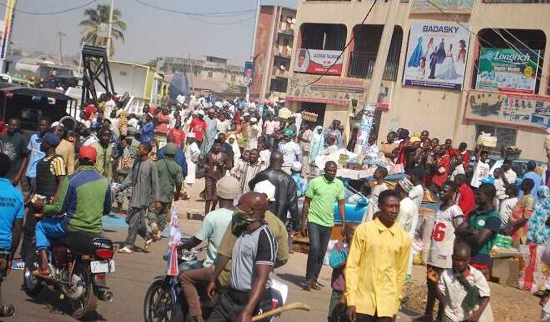 HOTUNA: A cikin gari, kusa da filin taron, jama'a ke ci gaba da tururuwa domin zuwa tarbar shugaba Buhari HOTUNA: A cikin gari, kusa da filin taron, jama'a ke ci gaba da tururuwa domin zuwa tarbar shugaba Buhari