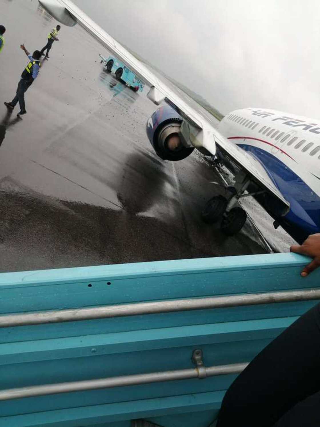 Wani sashe na jirgin Air Peace da tayarsa ta fashe a jihar Legas Wani sashe na jirgin Air Peace da tayarsa ta fashe a jihar Legas