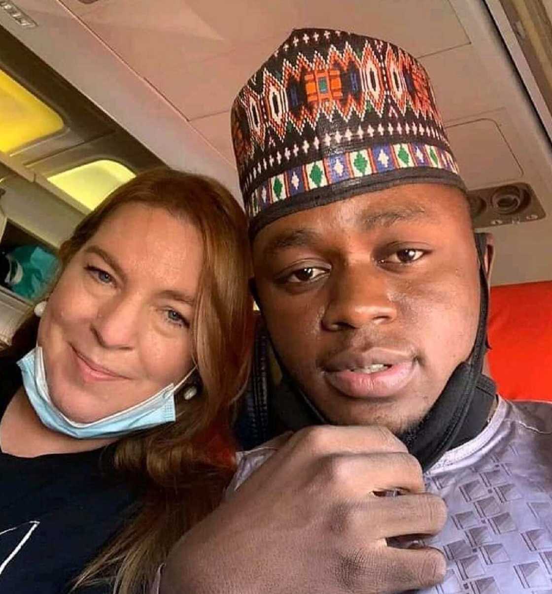 Hotunan ango Sulaiman Panshekara ya daga Amurka da dattijuwar baturiyar matarsa Hotunan ango Sulaiman Panshekara ya daga Amurka da dattijuwar baturiyar matarsa