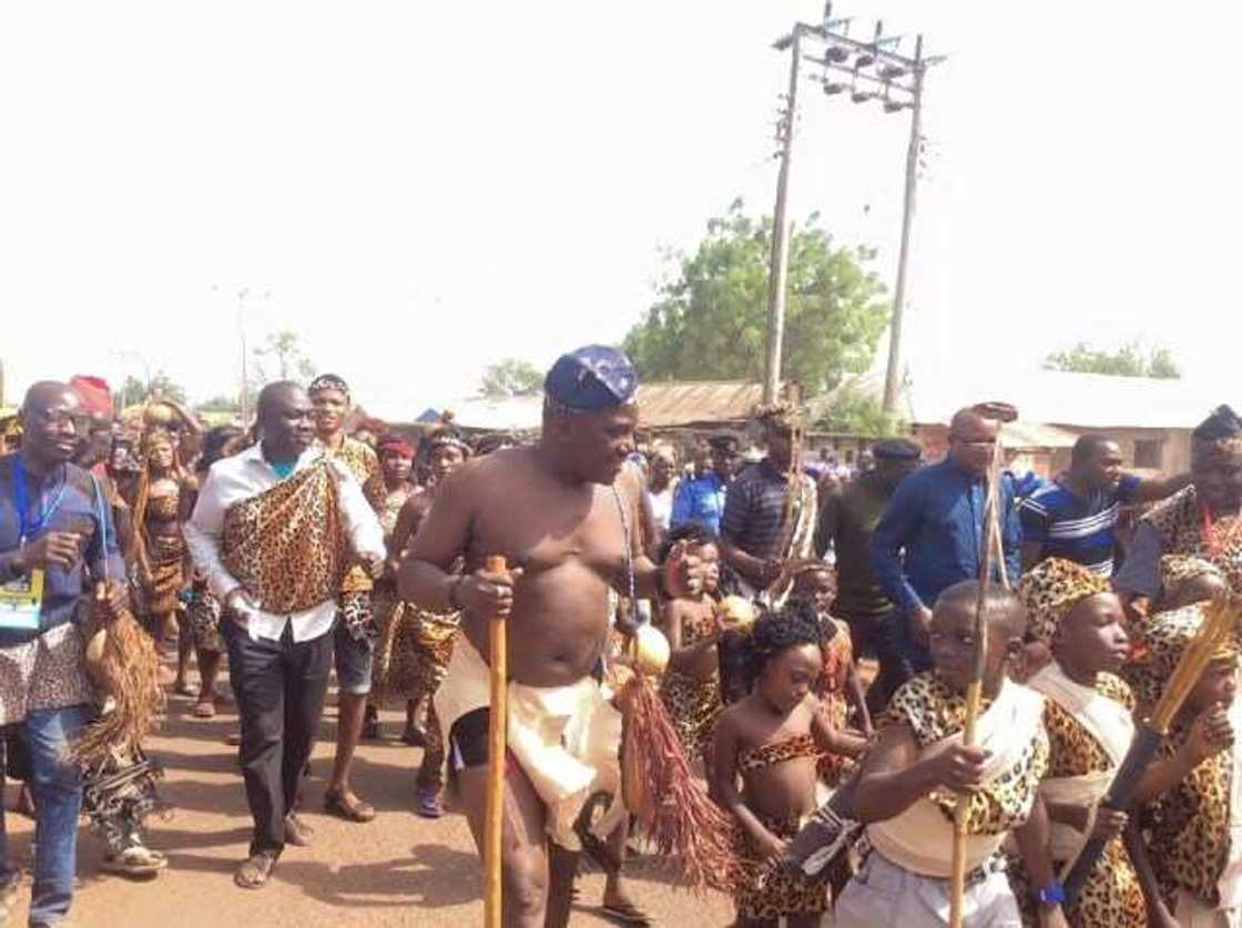 Ministan Buhari ya halarci bikin gargajiya daga shi sai dan kamfai, hotuna Ministan Buhari ya halarci bikin gargajiya daga shi sai dan kamfai, hotuna