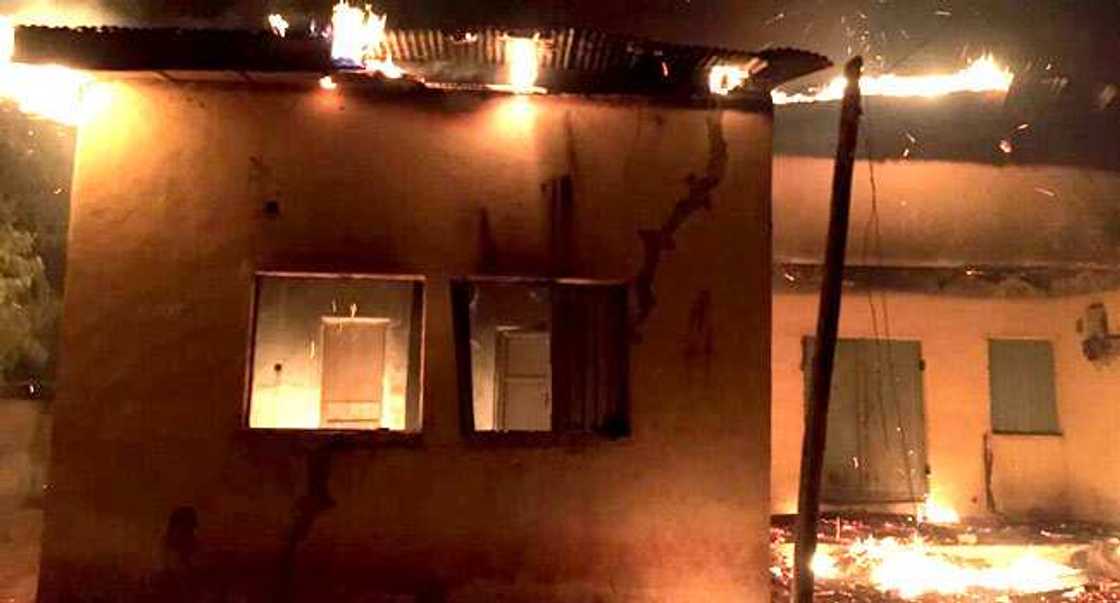 Zamfara: Mummunar gobara ta lamushe ofishin hukumar INEC Zamfara: Mummunar gobara ta lamushe ofishin hukumar INEC