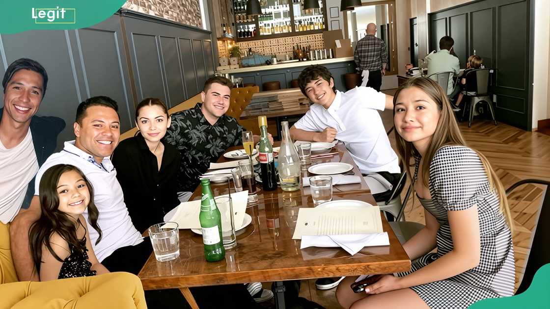 Oscar De La Hoya and his kids posing during Father's Day celebration Oscar De La Hoya and his kids posing during Father's Day celebration