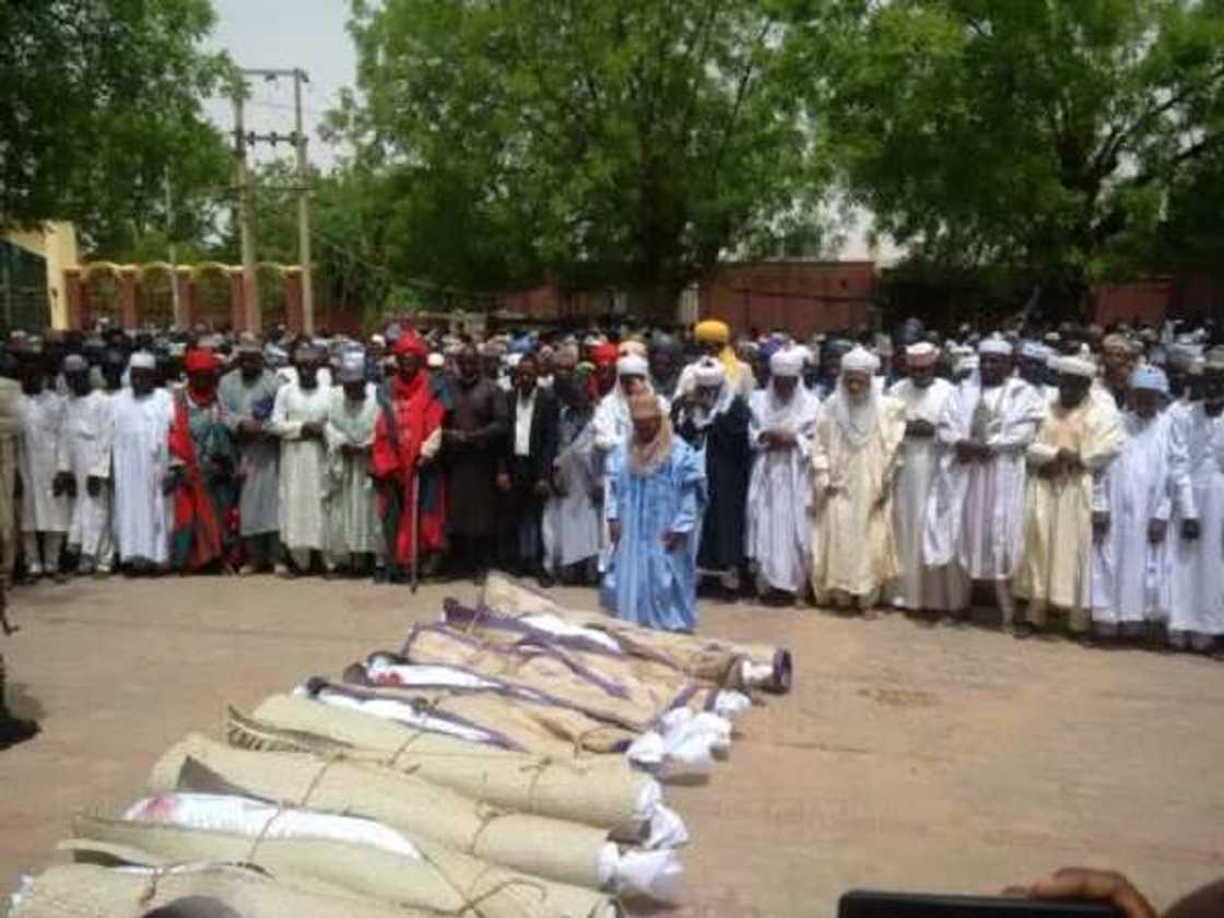 Yanzu Yanzu: Anyi jana’izar mutum 18 da yan bindiga suka kashe a Katsina Yanzu Yanzu: Anyi jana’izar mutum 18 da yan bindiga suka kashe a Katsina