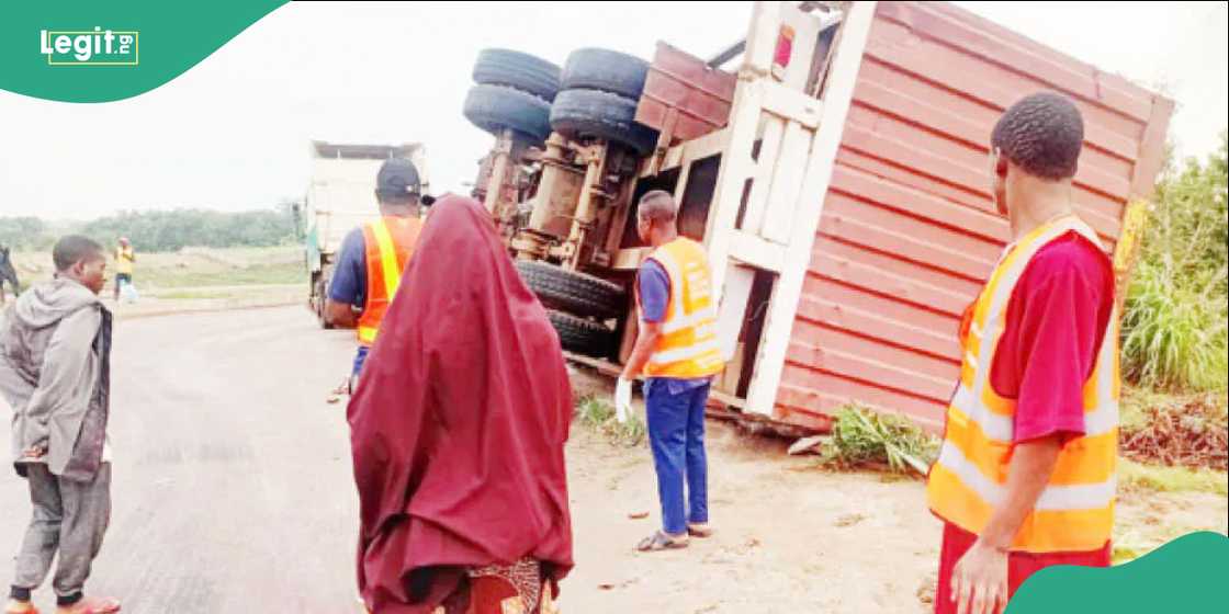 FRSC officials and emergency responders attending to injured passengers