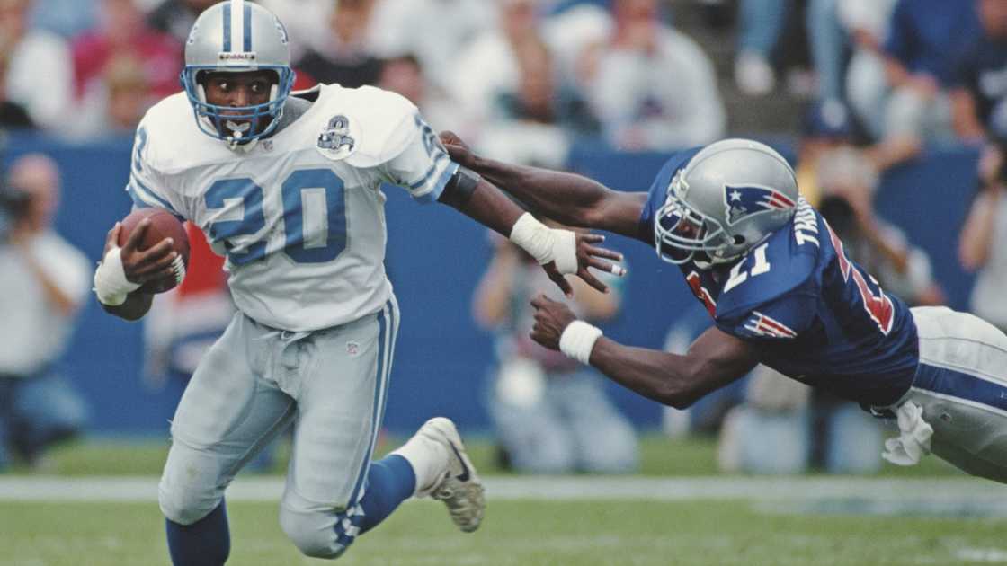 Barry Sanders of the Detroit Lions runs the ball