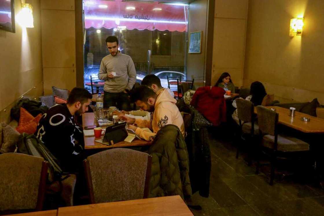 Many cafes have installed generators and batteries to guarantee power Many cafes have installed generators and batteries to guarantee power