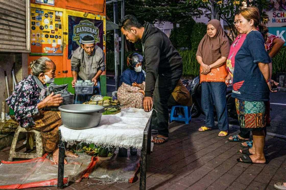 Customers queue in the early morning hours to snap up Mbah Satinem's supply of lupis cakes before they disappear Customers queue in the early morning hours to snap up Mbah Satinem's supply of lupis cakes before they disappear