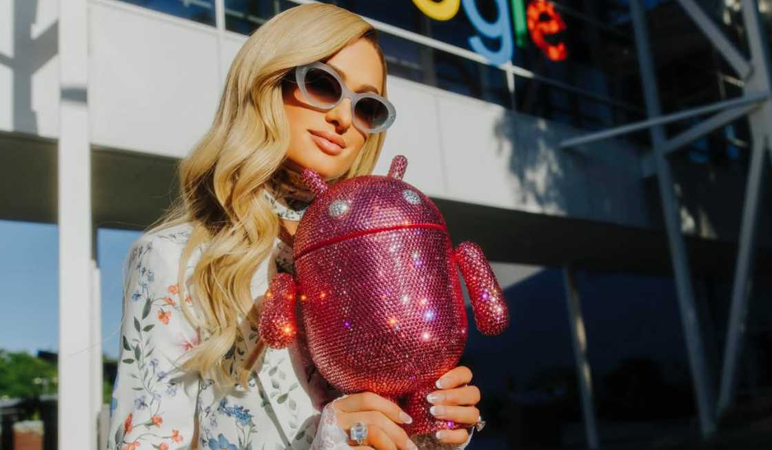 Paris Hilton holds an Android icon Paris Hilton holds an Android icon