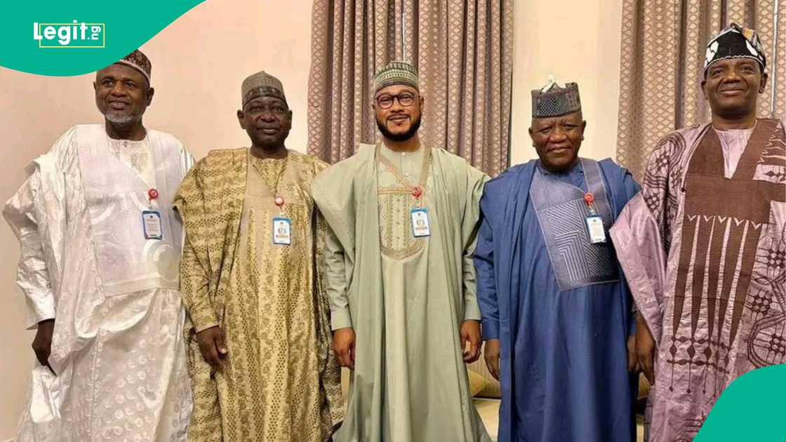 Gwamna Ahmad Sani Yerima ya taimaka wa mataimakinsa MAhmud Shinkafi ya zama gwamna a 2007 Gwamna Ahmad Sani Yerima ya taimaka wa mataimakinsa MAhmud Shinkafi ya zama gwamna a 2007