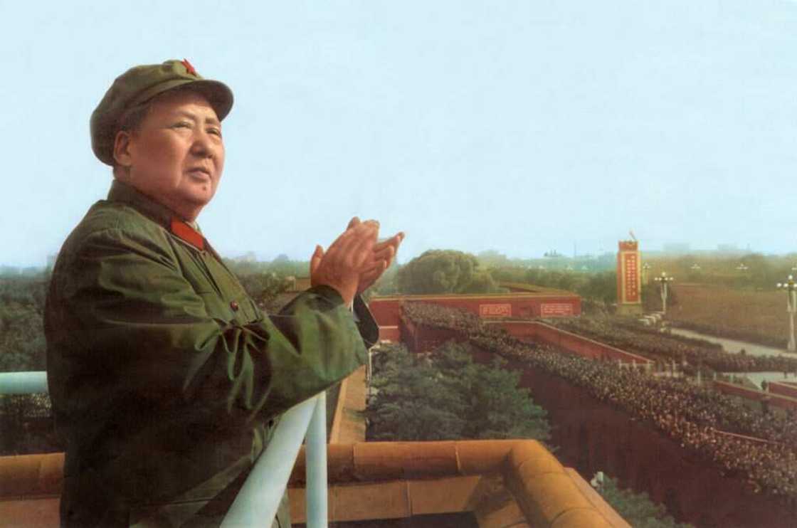 Mao Tse Toung clapping his hands in a jungle green outfit Mao Tse Toung clapping his hands in a jungle green outfit