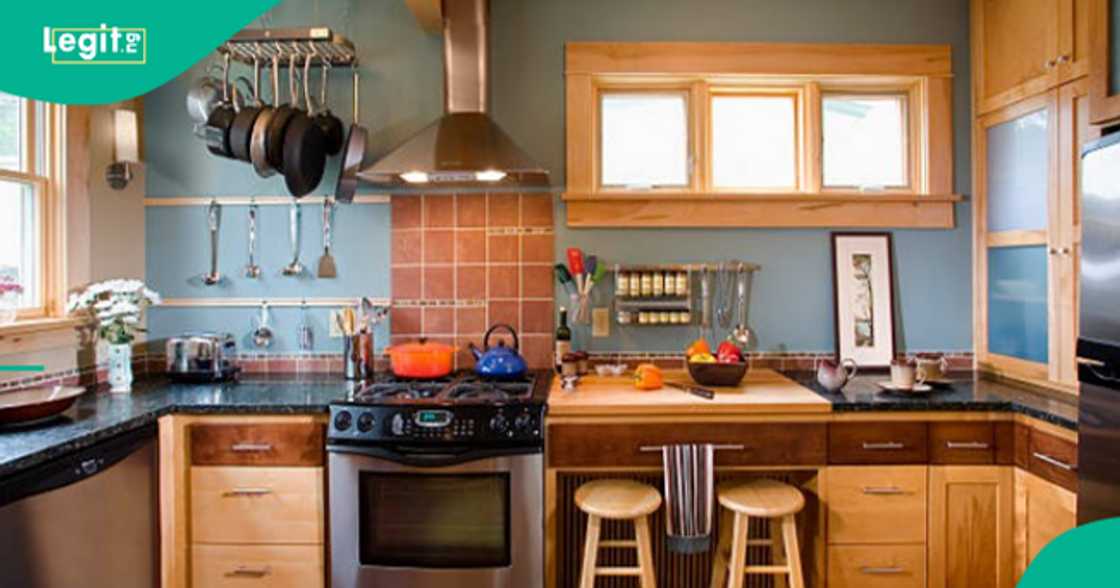 Lady expresses dissatisfaction over a particular brand of seasoning cube. Lady expresses dissatisfaction over a particular brand of seasoning cube.