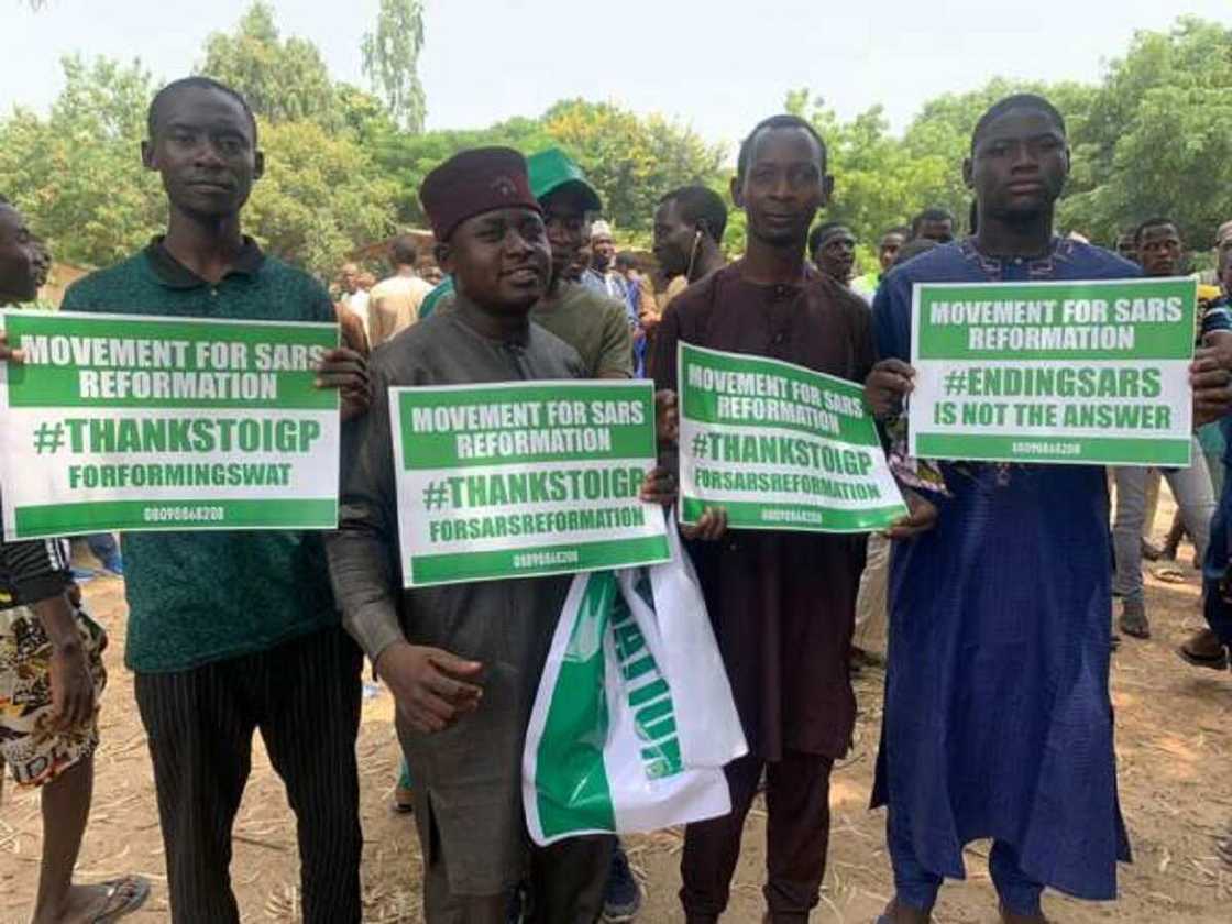 An gudanar da zanga-zangar goyon bayan gyara SARS a Kano (hotuna) An gudanar da zanga-zangar goyon bayan gyara SARS a Kano (hotuna)