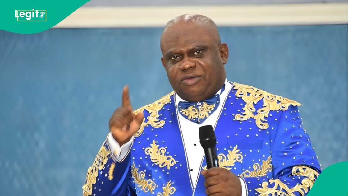 Apostle Chibuzor of OPM treats his large family to special treatment. Apostle Chibuzor of OPM treats his large family to special treatment.