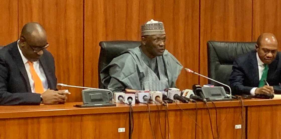 Shugaban INEC, Farfesa Mahmood Yakubu na magana a wajen taro Shugaban INEC, Farfesa Mahmood Yakubu na magana a wajen taro