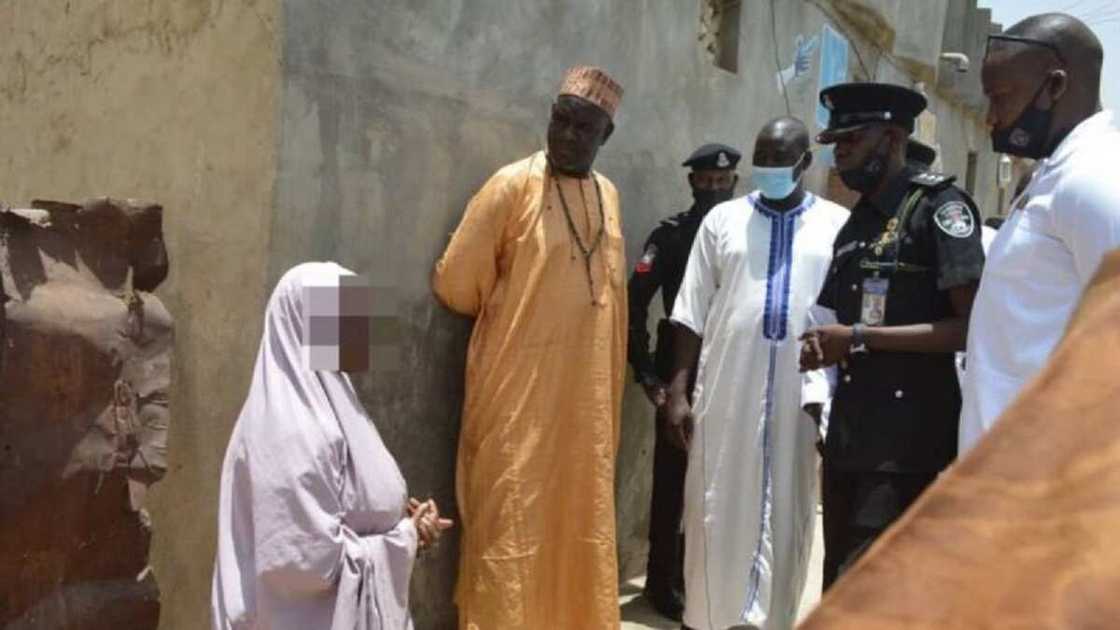 An ceto yarinyar da iyayenta suka garƙame tsawon shekaru 10 a ɗaki a Kano An ceto yarinyar da iyayenta suka garƙame tsawon shekaru 10 a ɗaki a Kano