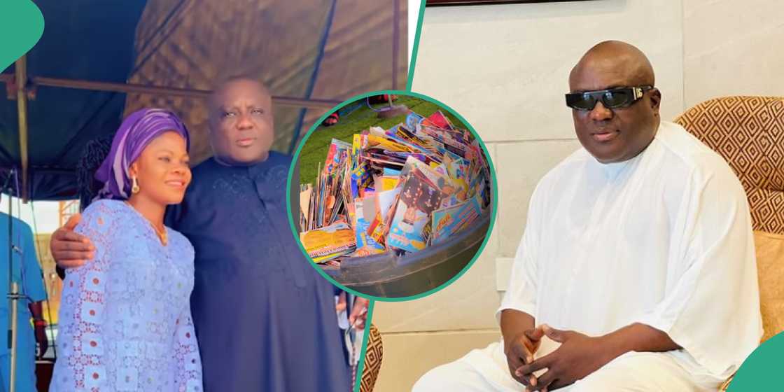 Saheed Osupa overwhelmed as a woman wows him with her impressive collection of his albums Saheed Osupa overwhelmed as a woman wows him with her impressive collection of his albums