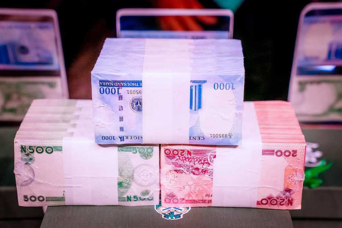 Buhari unveils the new naira notes. Buhari unveils the new naira notes.