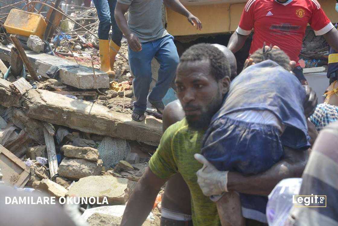 Hotunan yadda ake ceto daliban makarantar da ta rubza a Legas Hotunan yadda ake ceto daliban makarantar da ta rubza a Legas