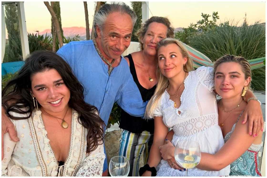 Florence Pugh's parents (at the back), enjoy a family moment with their daughters. Florence Pugh's parents (at the back), enjoy a family moment with their daughters.
