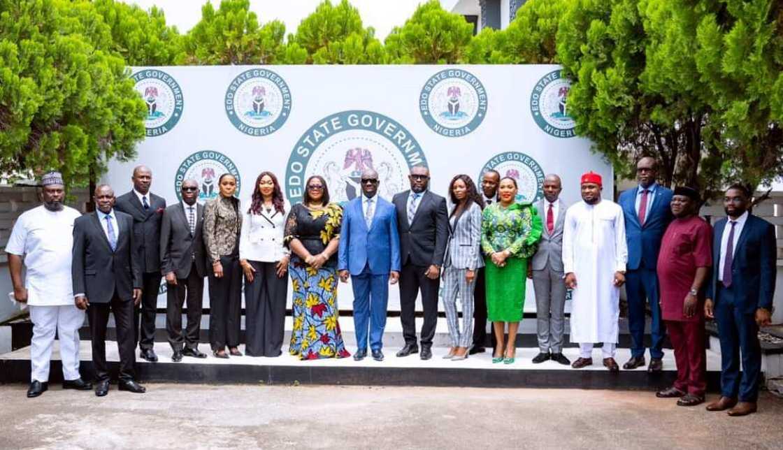 Gwamna Obaseki tare da sabbin kwamishinoni. Gwamna Obaseki tare da sabbin kwamishinoni.