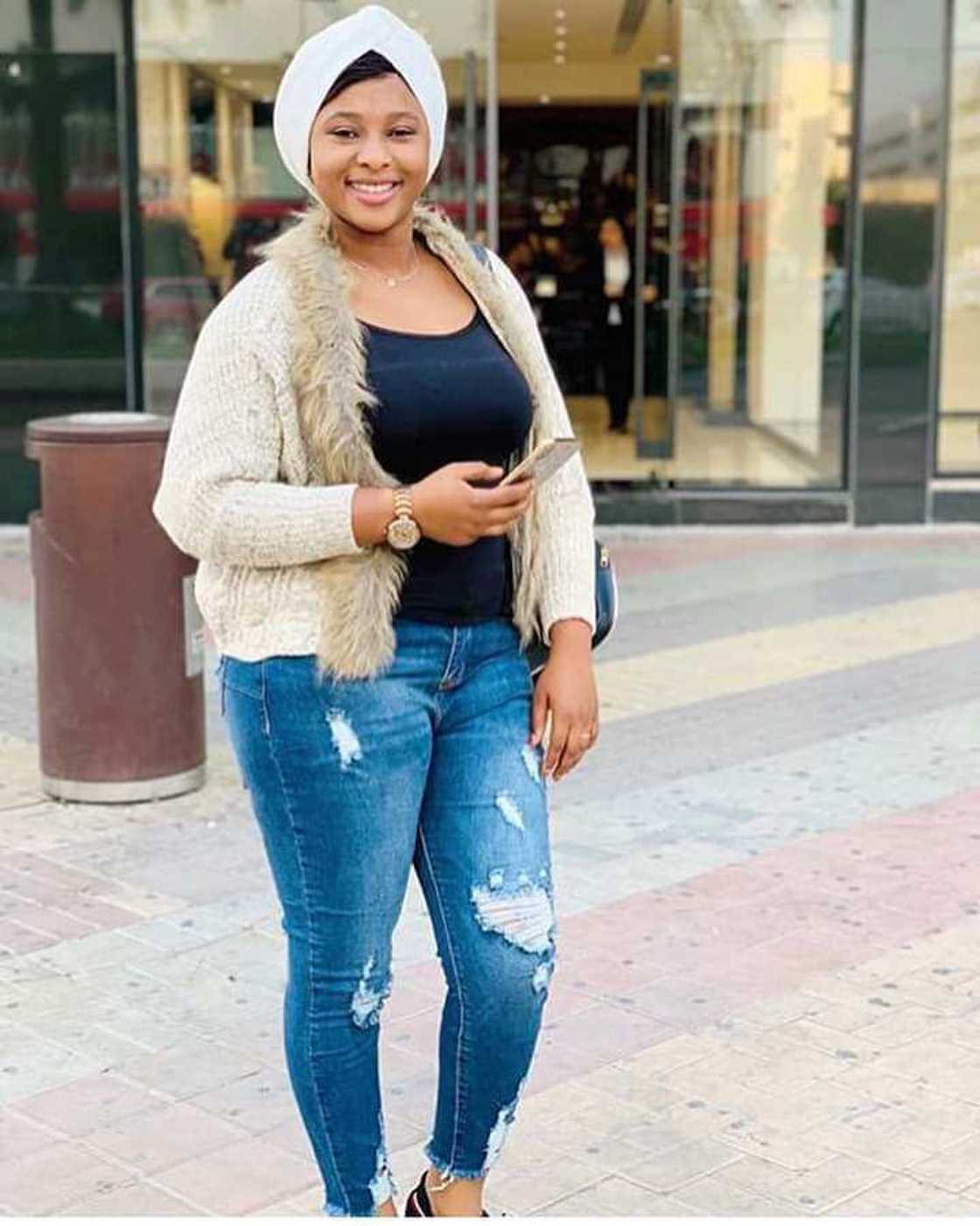 Hotuna: Tayi shigar kamala a Saudiyya, amma ta fidda tsiraicinta a Dubai - Mutane sun kalubalanci Sadiya Kabala Hotuna: Tayi shigar kamala a Saudiyya, amma ta fidda tsiraicinta a Dubai - Mutane sun kalubalanci Sadiya Kabala