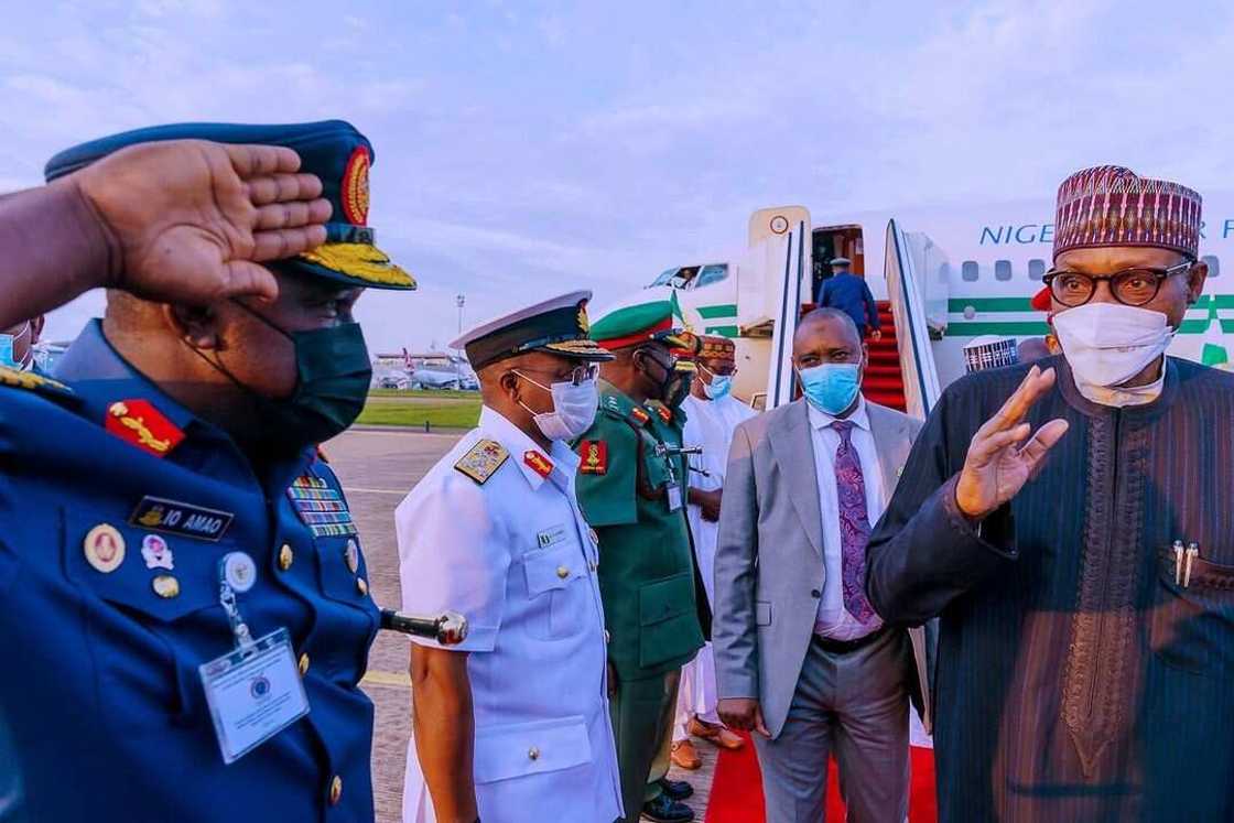 Shugaba Buhari bayan saukarsa daga jirgi Shugaba Buhari bayan saukarsa daga jirgi