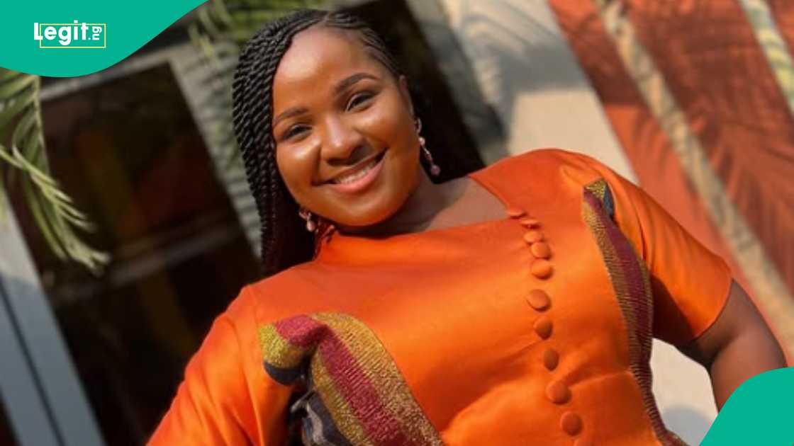 Gospel singer Pelumi Deborah's wig stolen from her head in LAUTECH. Gospel singer Pelumi Deborah's wig stolen from her head in LAUTECH.