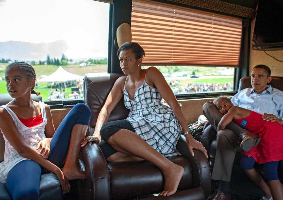 Kallon akwatin talabijin tare da iyalansa gabanin wani taron yakin neman zabe a shekarar 2008 Kallon akwatin talabijin tare da iyalansa gabanin wani taron yakin neman zabe a shekarar 2008