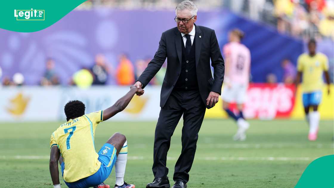 Vinicius Junior is consoled by Carlo Ancelotti after the team's 1-2 defeat to Norway. Photo by Buda Mendes