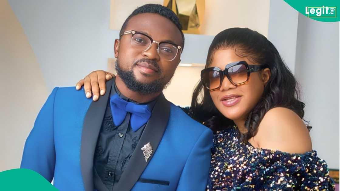 Toyin Abraham tries to kneel for Kolawole Ajeyemi during public appearance at Lagos concert Toyin Abraham tries to kneel for Kolawole Ajeyemi during public appearance at Lagos concert