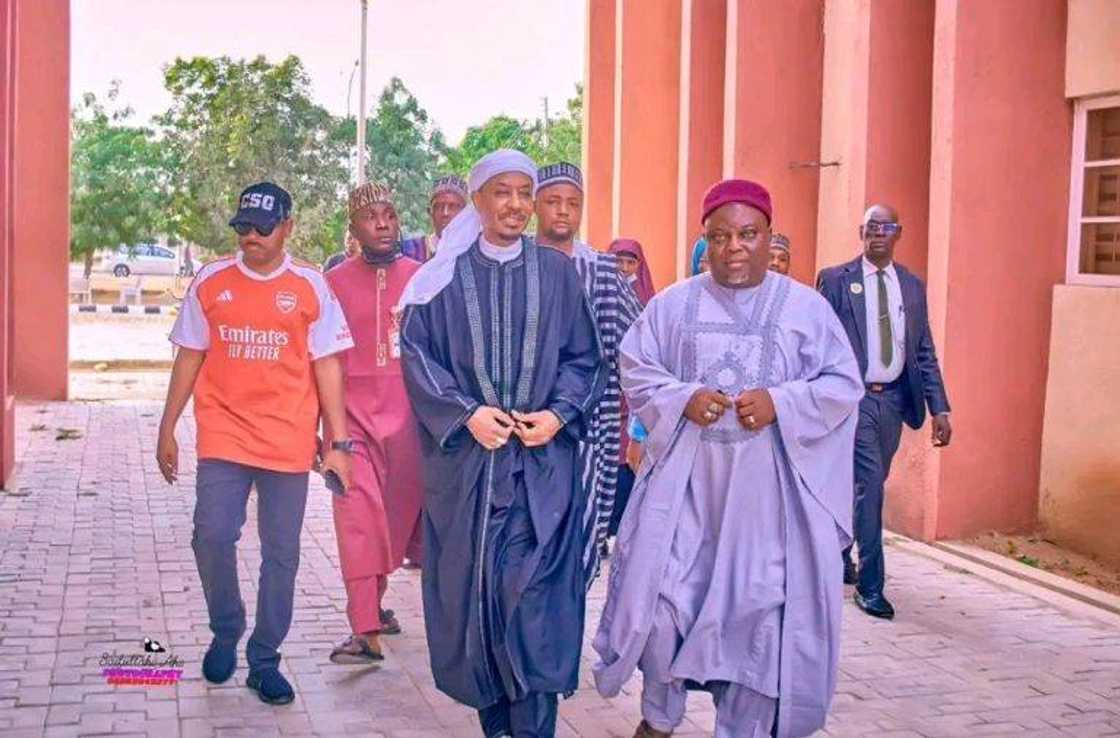 Sarki Sanusi ya shiga lakca da dalibai a jami'a Sarki Sanusi ya shiga lakca da dalibai a jami'a