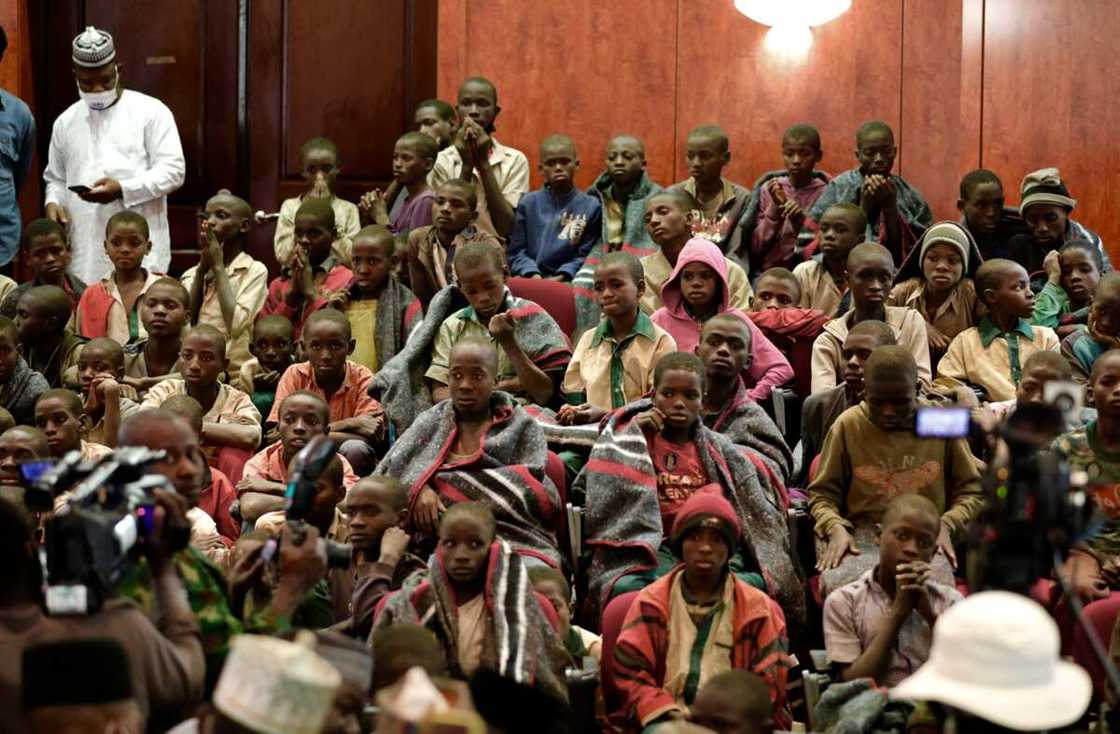 Rahoto: Yaran makarantan Kankara suna fallasa FG, sun bayyana hanyar da aka bi aka cece su Rahoto: Yaran makarantan Kankara suna fallasa FG, sun bayyana hanyar da aka bi aka cece su