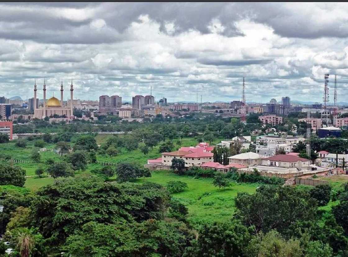 Budurwa ta sayar da gonar mahaifinsu ta bawa saurayi kudin don ya fita turai karo karatu Budurwa ta sayar da gonar mahaifinsu ta bawa saurayi kudin don ya fita turai karo karatu