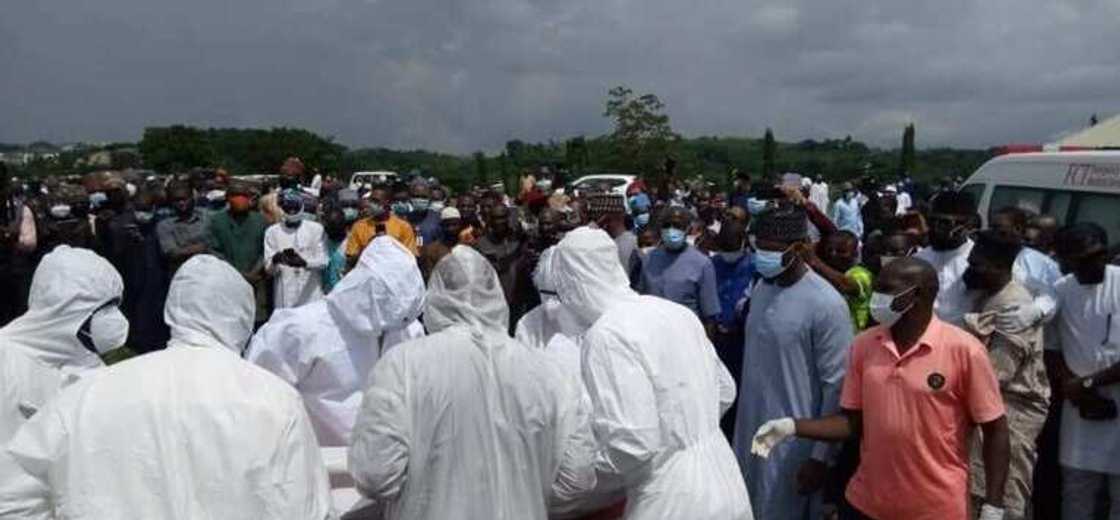 Hotunan birne Mantu da aka yi cike da kiyaye dokar yaduwar Korona Hotunan birne Mantu da aka yi cike da kiyaye dokar yaduwar Korona