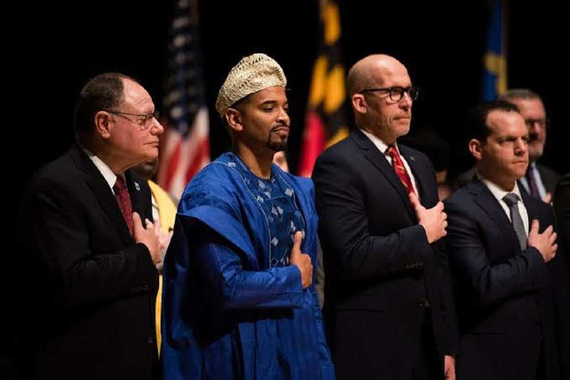 Hotuna da bidiyon dan Najeriya sanye da babban riga ana rantsar da shi a Amurka bayan ya lashe zabe Hotuna da bidiyon dan Najeriya sanye da babban riga ana rantsar da shi a Amurka bayan ya lashe zabe