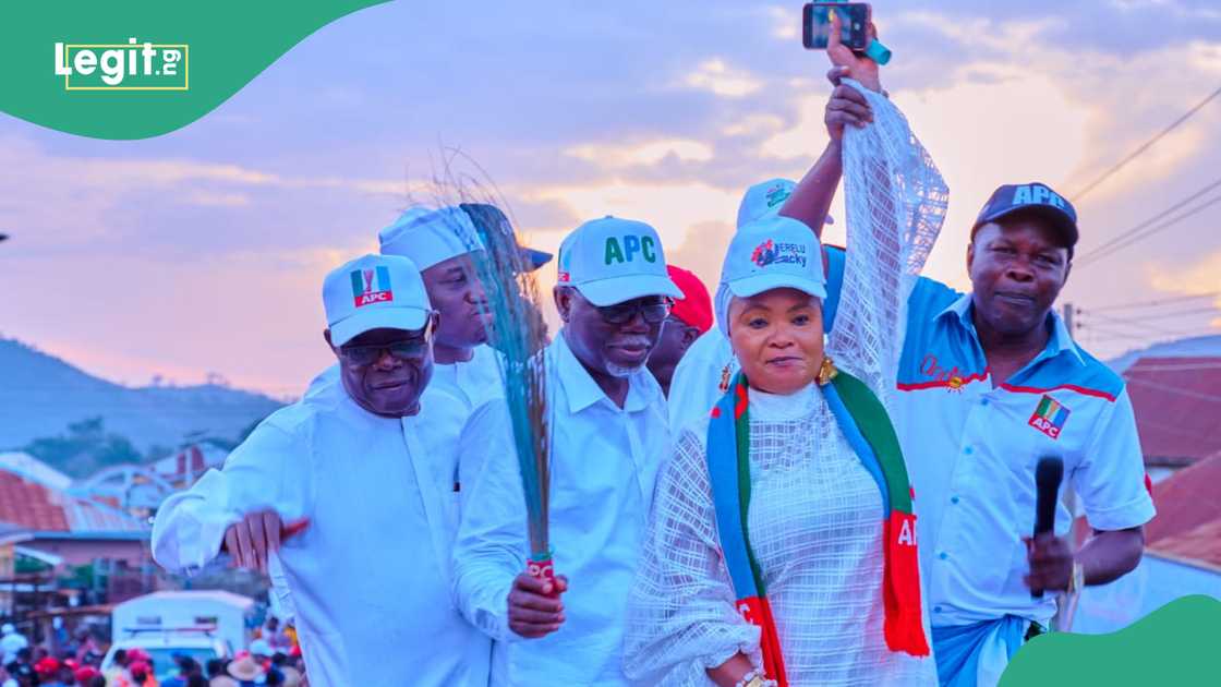 SDP deputy governorship candidate in Ondo joined APC two weeks to election. SDP deputy governorship candidate in Ondo joined APC two weeks to election.