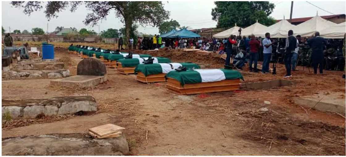 Yanzun nan: An kawo gawarwakin sojoji 12 makabarta don musu jana'iza a Benue Yanzun nan: An kawo gawarwakin sojoji 12 makabarta don musu jana'iza a Benue