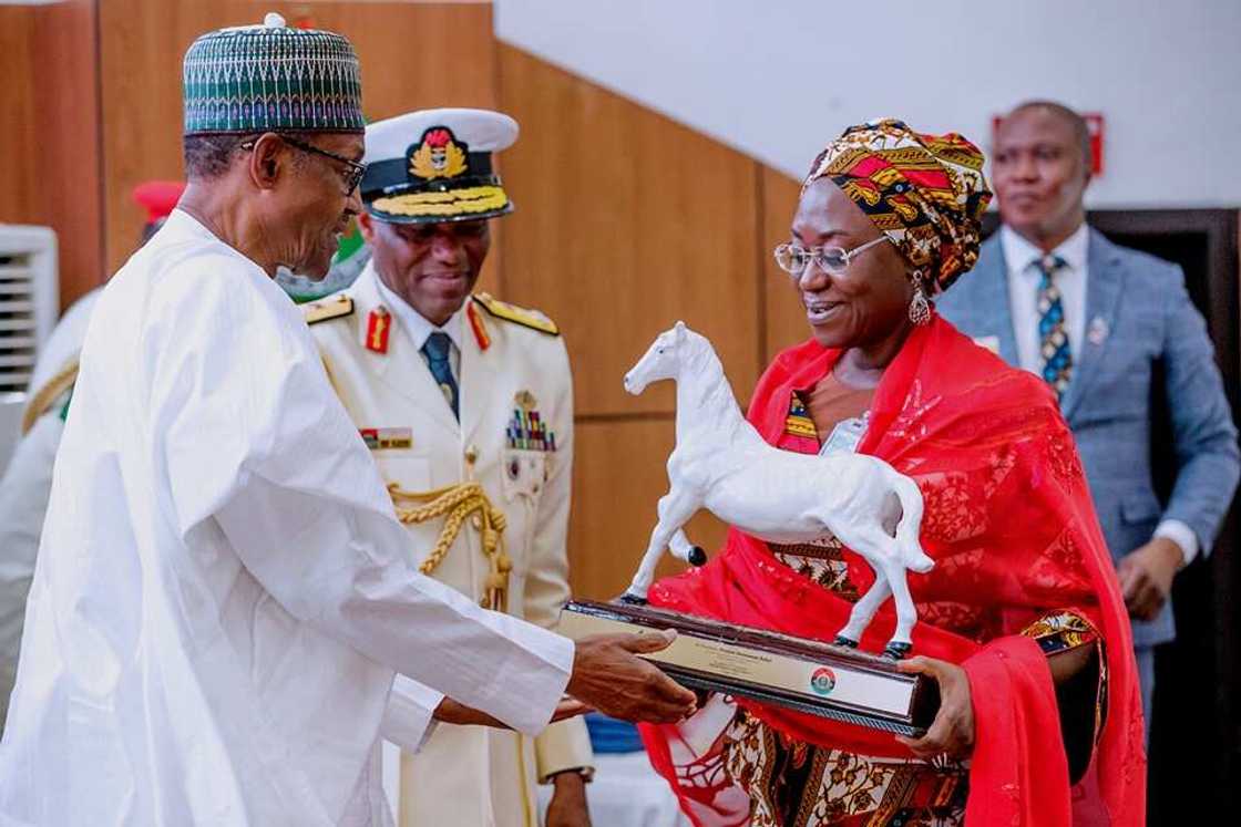 Buhari ya halarci bikin yaye daliban kwalejin horas da manyan hafsoshin Sojoji (Hotuna) Buhari ya halarci bikin yaye daliban kwalejin horas da manyan hafsoshin Sojoji (Hotuna)