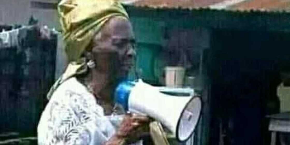 Photo of 93-year-old Woman Preaching the Gospel Generates Massive Reaction on Social Media Photo of 93-year-old Woman Preaching the Gospel Generates Massive Reaction on Social Media
