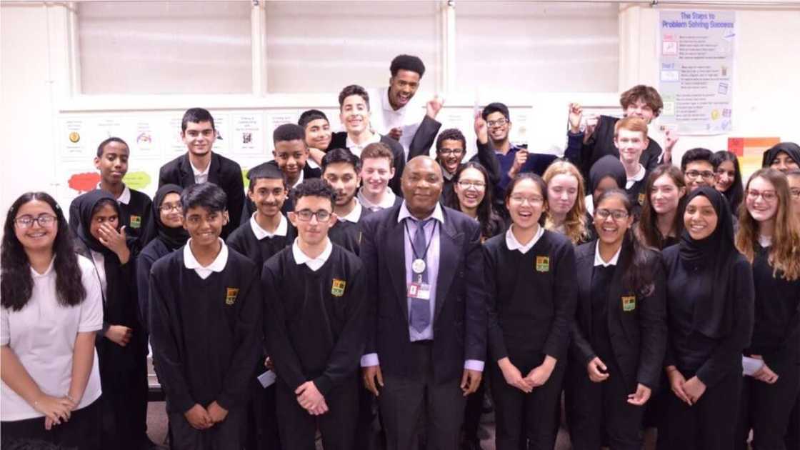 The teacher is so passionate about his students succeeding that he had to prepare them well. Photo source: Daily Mail The teacher is so passionate about his students succeeding that he had to prepare them well. Photo source: Daily Mail