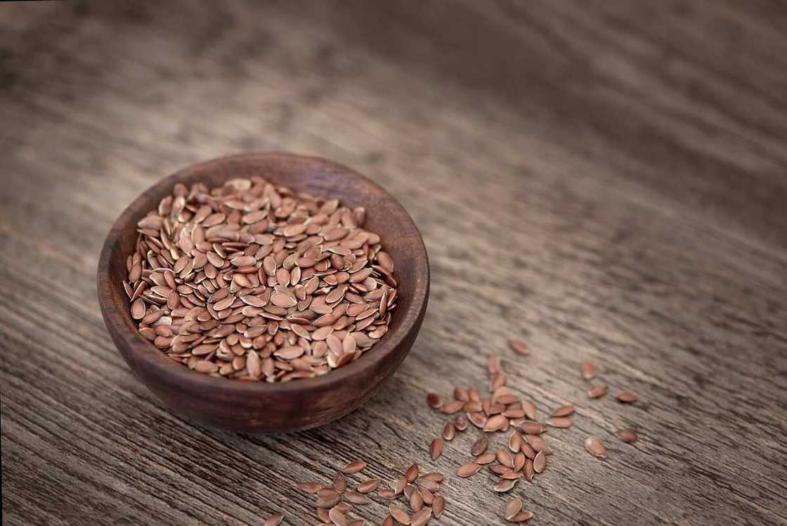 Natural diuretic herbs: flax seeds