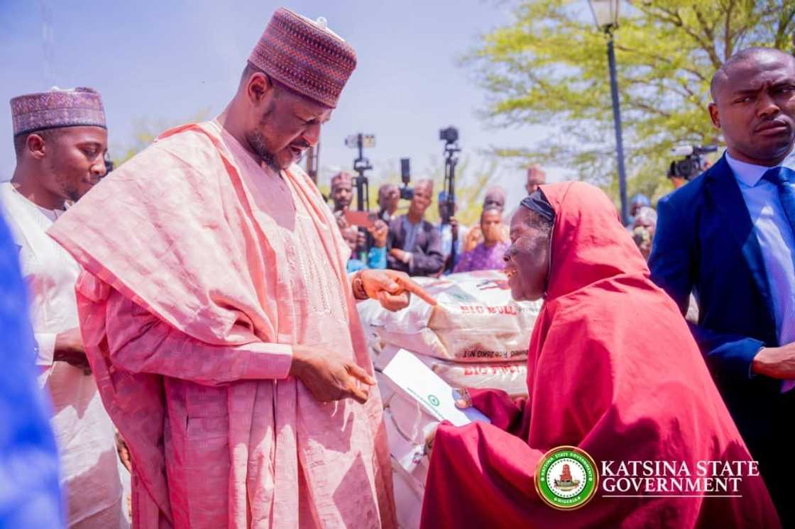 Gwamnan Katsina yayin da yake rabawa mata buhunan shinkafa da N10,000 Gwamnan Katsina yayin da yake rabawa mata buhunan shinkafa da N10,000