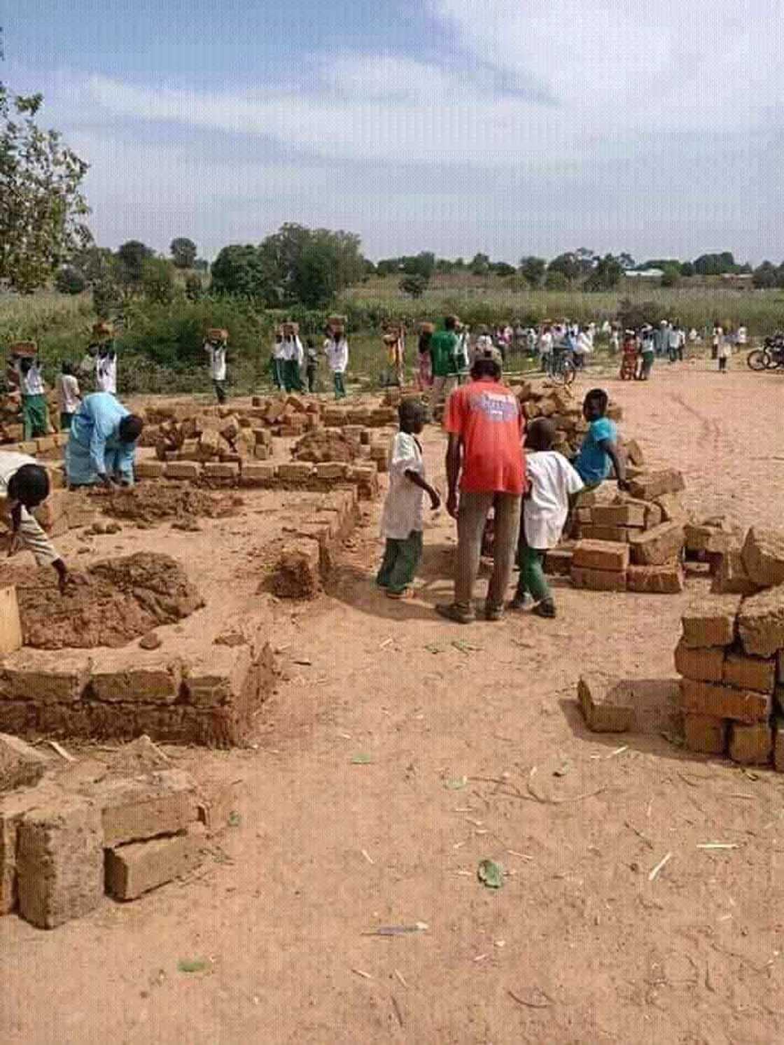 Hotuna: Daliban firamare a Katsina sun gaji da gafara sa, sun fara ginawa kansu ajujuwan karatu Hotuna: Daliban firamare a Katsina sun gaji da gafara sa, sun fara ginawa kansu ajujuwan karatu