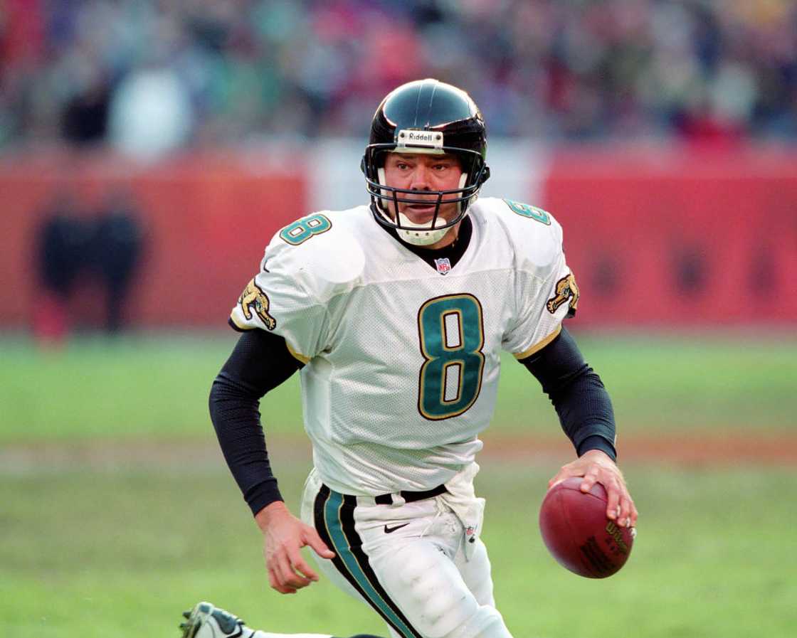Mark Brunell looks to pass as he runs with the football against the Cleveland Browns Mark Brunell looks to pass as he runs with the football against the Cleveland Browns