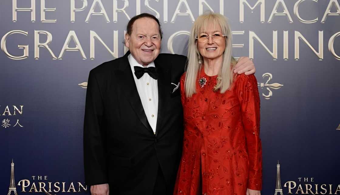 Sheldon Adelson poses with his wife and owner of Dalla Mavericks, Miriam Adelson