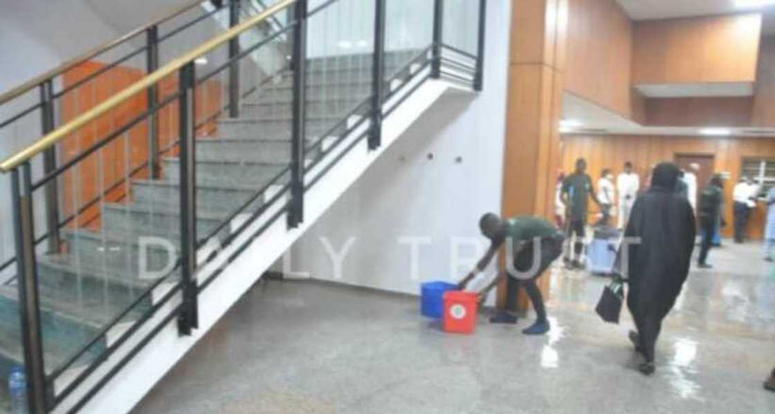 Abun takaici: Hotunan yadda ambaliyar ruwa ta mamaye majalisar kasa Abun takaici: Hotunan yadda ambaliyar ruwa ta mamaye majalisar kasa