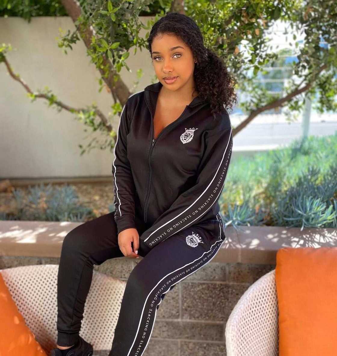 Corie Rayvon height Corie Rayvon height
