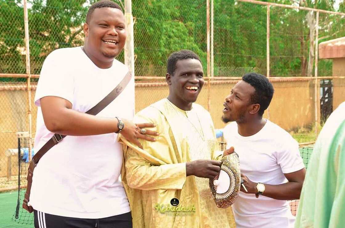 Hotuna: Mawaki Dauda Kahutu Rarara ya gwangwaje Bashir Maishadda da sabuwar mota Hotuna: Mawaki Dauda Kahutu Rarara ya gwangwaje Bashir Maishadda da sabuwar mota